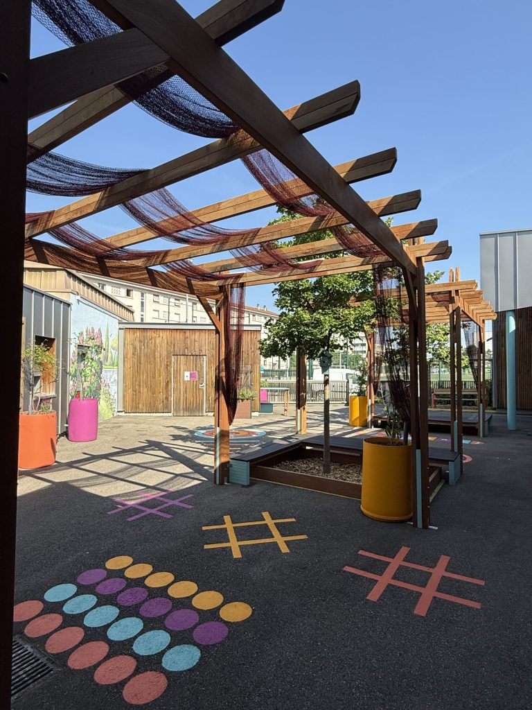 Toile d’ombrage artistique en filets réemployés – Villeurbanne (69)