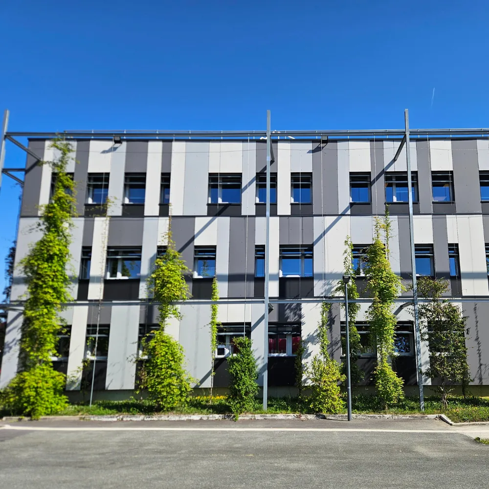 Façade végétalisée d’un bâtiment labellisé BREEAM à Vaires-sur-Marne